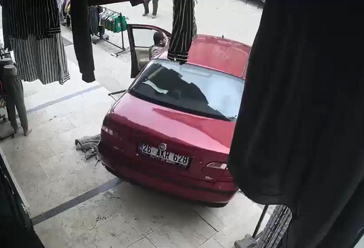 Faciaya ramak kala durduruldu: El frenini çekmeyi unutmuş!