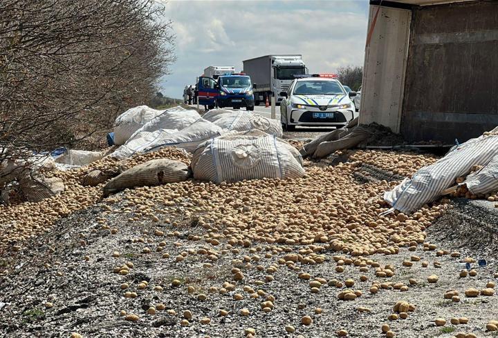 Patates yüklü TIR devrildi