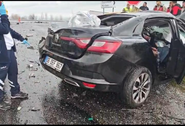 TIR ile otomobil çarpıştı; 2 ölü, 1 yaralı