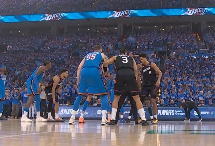 Son şampiyon Thunder, play-off'a farklı galibiyetle başladı