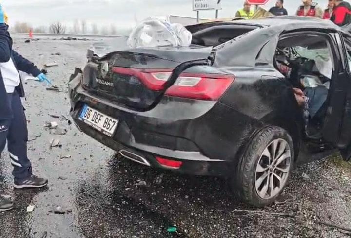 TIR'la çarpışan otomobil kağıt gibi ezildi: 2 ölü