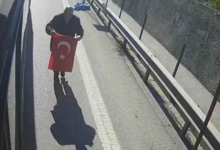 Yerdeki bayrağı görünce durdu: Şoförden alkışlanacak davranış