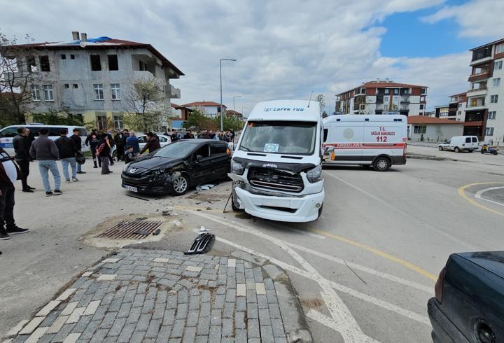 Tokat’ta servis minibüsü otomobille çarpıştı: 10 yaralı