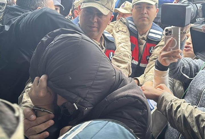 İstanbul Anadolu Cumhuriyet Başsavcılığı'nın CHP'li Ataşehir Belediyesi'ne yönelik yürüttüğü yolsuzluk ve rüşvet operasyonunda soruşturma dosyasına giren tape kaydı, kamuoyunda büyük yankı uyandırdı. Tüm ruhsatları eksiksiz olan bir işletme için kullanılan ifadeler dikkat çekti.5