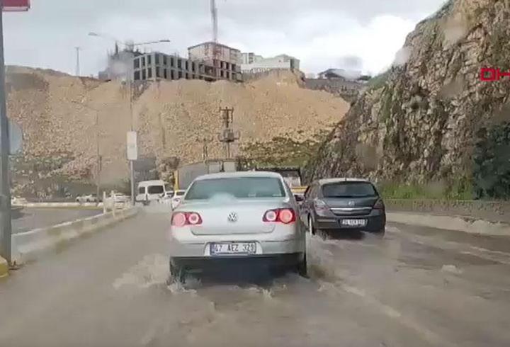 Mardin'de sağanak: Öğrenciler okulda mahsur kaldı