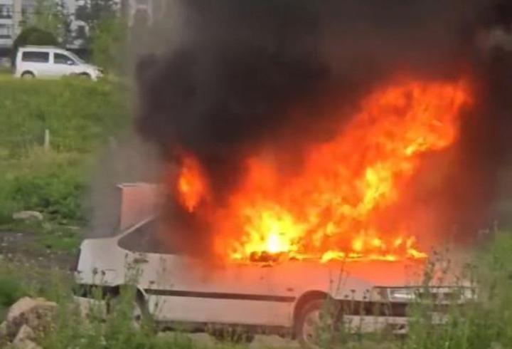 Osmaniye’de otomobil alev alev yandı