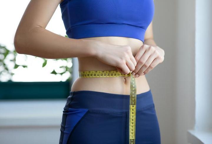 Göbek yağlarına bu yöntemle elveda deyin! İşte iğne ipliğe dönmenin yolu