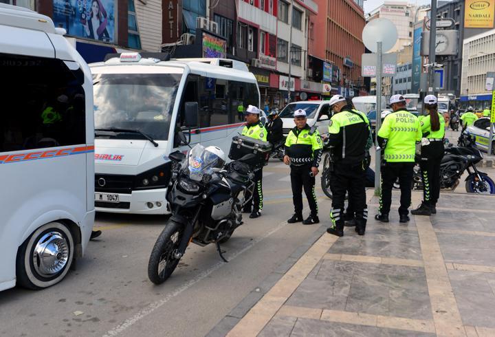 Gereksiz korna kullandığı gerekçesiyle ceza kesildi, gazetecilere hakaret etti