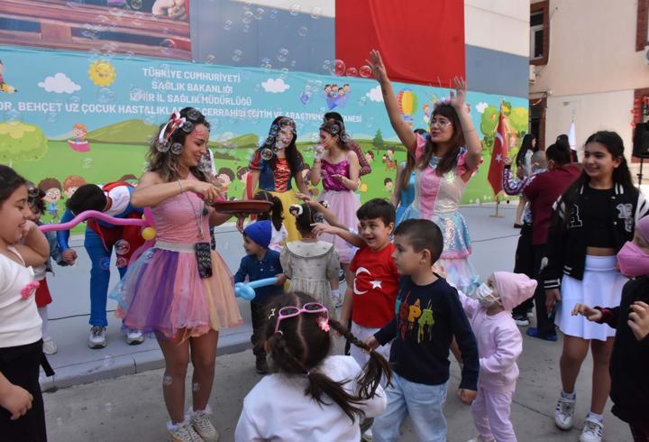 İzmir'de hasta çocuklar 23 Nisan coşkusunu yaşadı