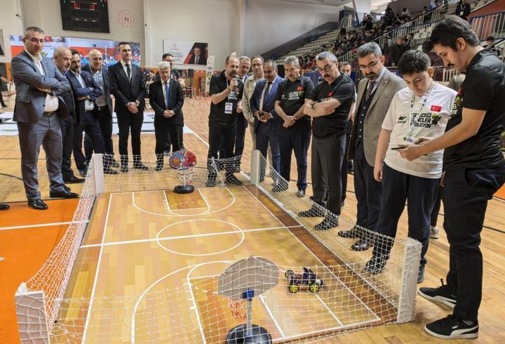 İnegöl'de öğrenciler robotlarıyla yarıştı