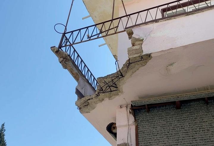 Balkon çöktü, baba ve engelli oğlu yaralandı