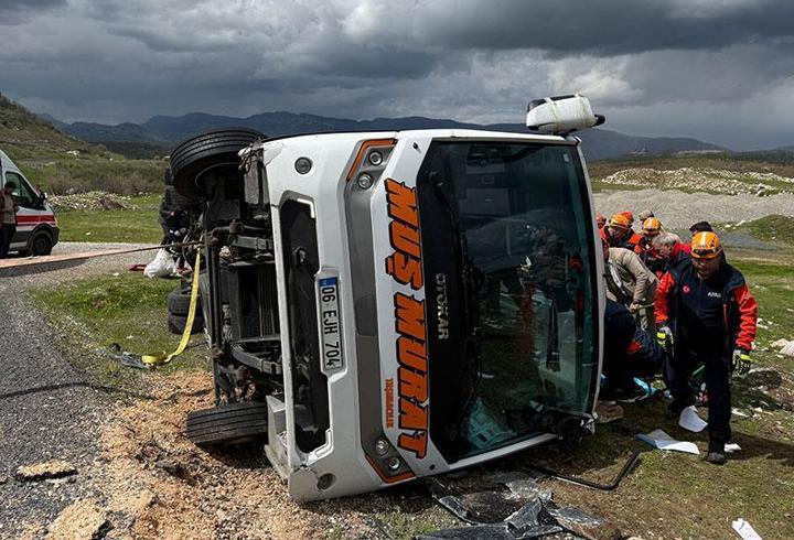 Diyarbakır'da şehirlerarası yolcu midibüsü devrildi