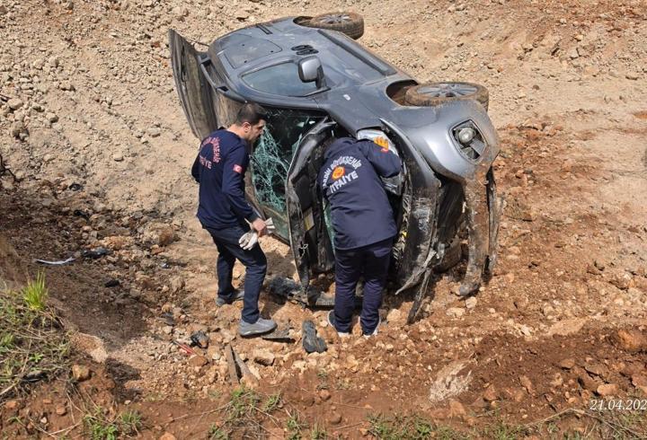 Mardin’de hafif ticari araç şarampole devrildi: 3 yaralı