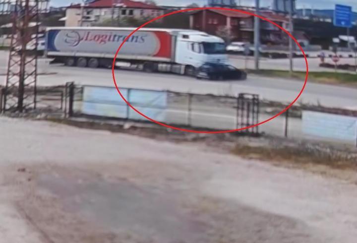 TIR'ın, çarptığı otomobili metrelerce sürüklediği kaza kamerada