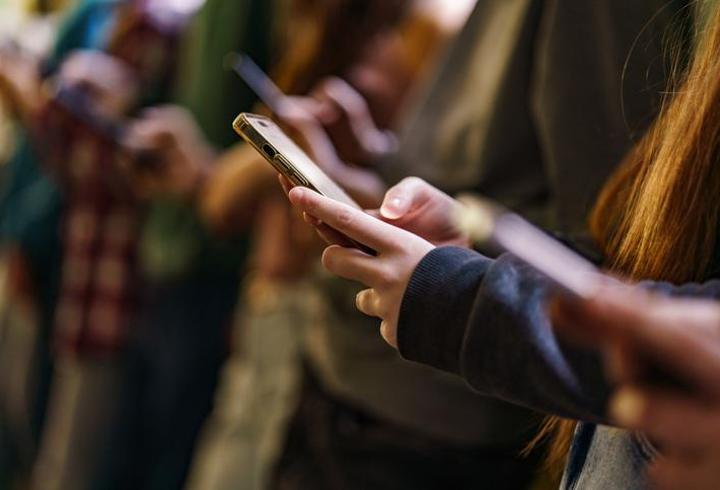 İngiltere’den yeni adım: Okullarda telefon yasağı zorunlu olacak