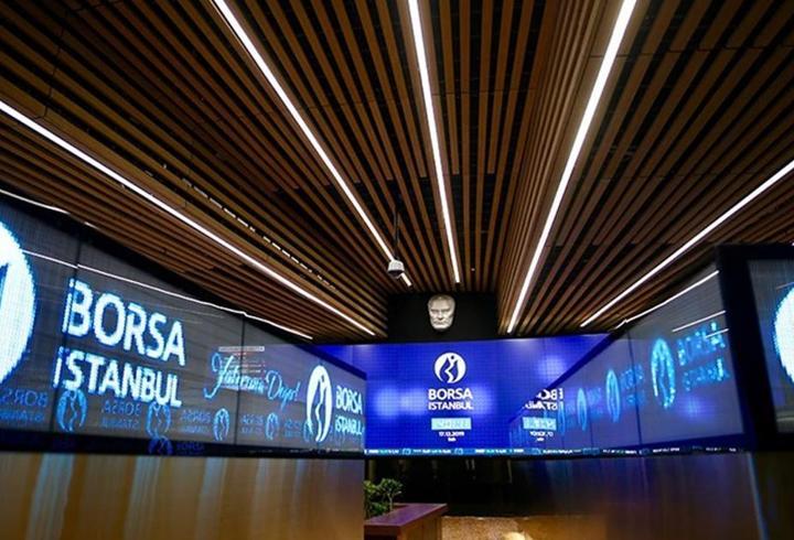 İran’ın ateşkes sonrası Hürmüz Boğazı’nda iki yabancı gemiye müdahale ettiği yönündeki haberler, petrol fiyatlarını yukarı taşıdı. Brent petrolün vadeli varil fiyatı yüzde 2 yükselerek 100,48 dolara çıkarken, Batı Teksas türü (WTI) ham petrolün varili 91,56 dolardan işlem gördü.3