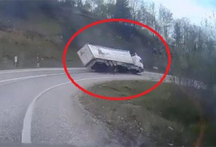 Freni boşalan TIR'ın virajda devrildiği kaza kamerada