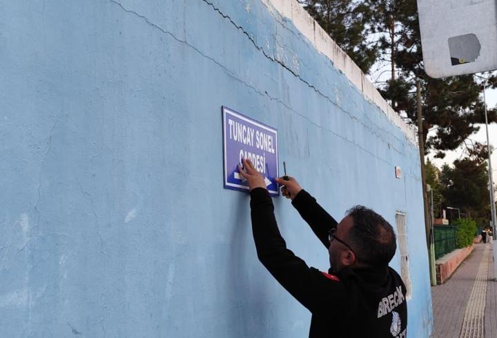 Tuncay Sonel’in adının verildiği cadde tabelası söküldü