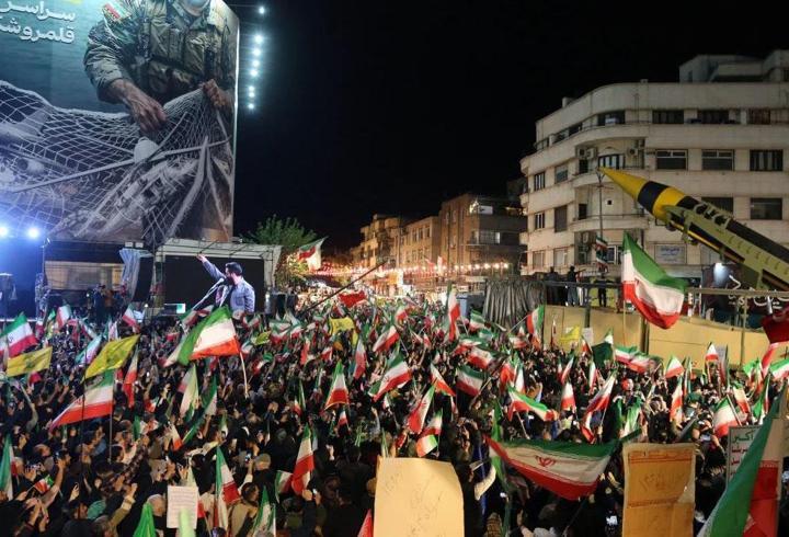 Uzman isimler önemini anlattı! Tahran sokaklarında askeri demonstrasyon: “STOKLARIMIZ VAR”