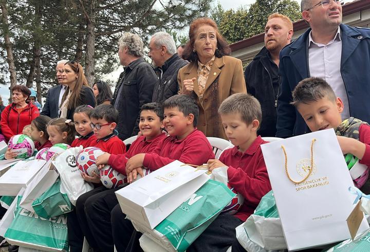 Gazetecilerden 19 yıl önce tadilatını yaptıkları okulun öğrencilerine bayram hediyesi