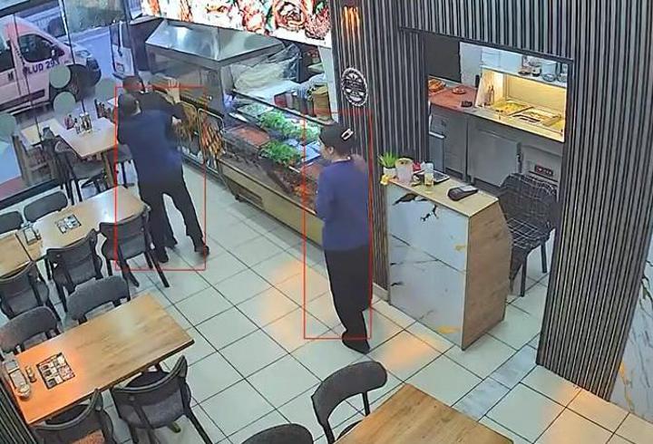 Avcılar’da' nefes borusuna yiyecek kaçan müşteri Heimlich manevrasıyla kurtarıldı