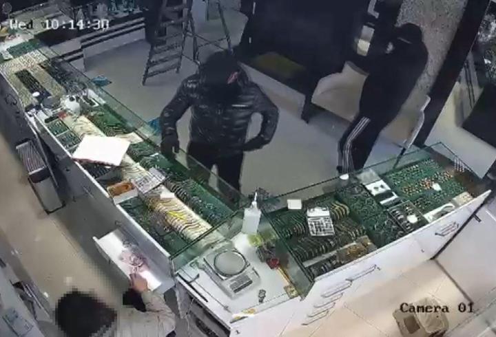 Başakşehir'de kuyumcuya soygun girişimi kamerada