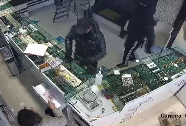 İstanbul'da kuyumcu soygunu girişimi: Dükkan sahibinin hareketi planlarını bozdu