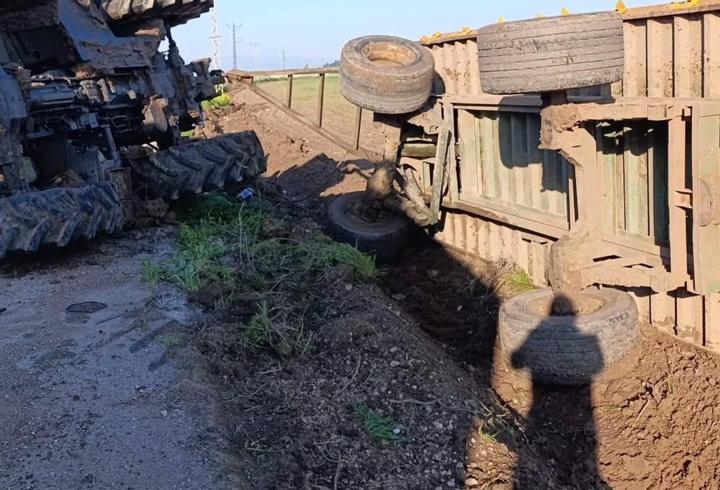 Devrilen traktörün sürücüsü yaralandı