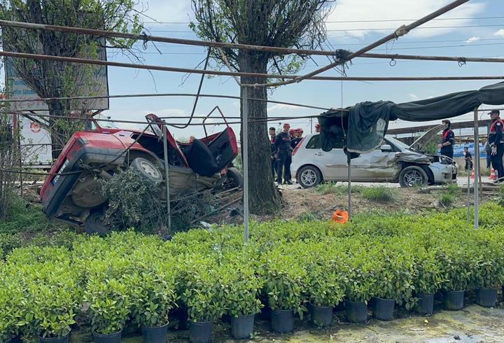 İzmir'de 3 otomobilin karıştığı kaza: 1 ölü, 3 yaralı