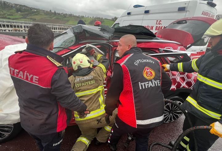 Otomobil TIR’a çarptı; 4 yaralı