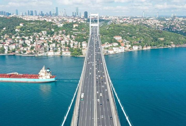 23 Nisan Ulusal Egemenlik ve Çocuk Bayramı 2026 yaklaşırken, vatandaşların en çok merak ettiği konuların başında 23 Nisan'da toplu taşımanın ücretsiz olup olmayacağı geliyor. Resmî Gazete’de yayımlanan Cumhurbaşkanı Kararı ile birlikte ulaşımda uygulanacak düzenleme netleşirken, özellikle İstanbul, Ankara ve İzmir başta olmak üzere tüm illerde yaşayan milyonlarca kişi “23 Nisan’da toplu taşıma ücretsiz mi, metro, metrobüs, Başkentray, İzban ve Marmaray bedava mı?” sorusuna yanıt arıyor. Peki, 23