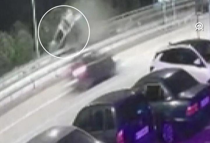 Otomobil takla atarak devrildi… 3 kişinin yaralandığı kaza böyle görüntülendi