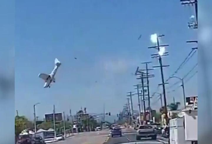 ABD’de uçak elektrik hattına böyle çarptı