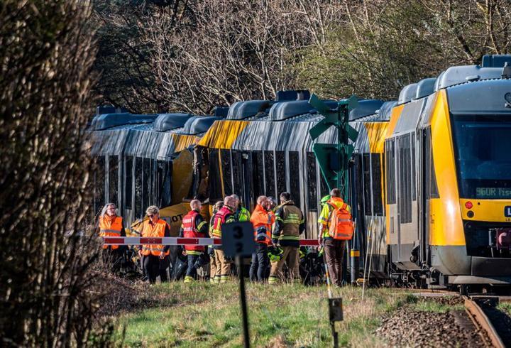 Danimarka'da iki tren çarpıştı: Yaralılar var