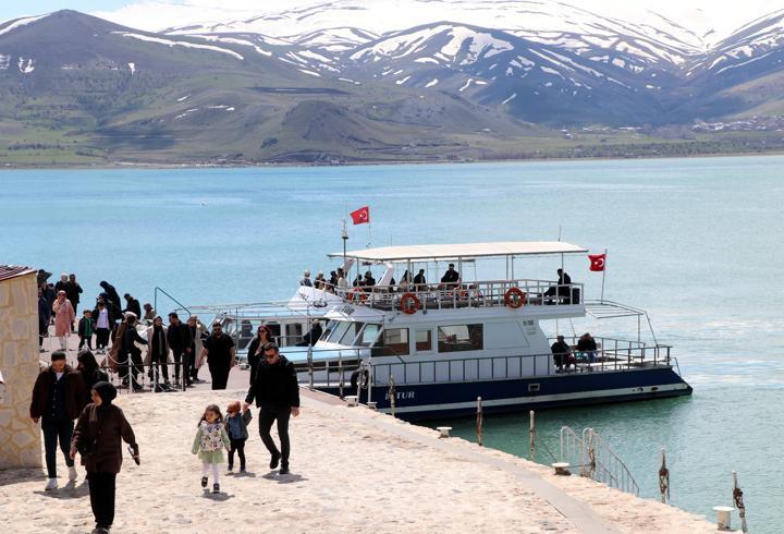 Badem ağaçlarının çiçekleriyle güzelleşen Akdamar Adası'nda turist yoğunluğu/Ek fotoğraflar