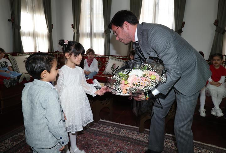 Tokat Belediye Başkanı Yazıcıoğlu, makamını çocuklara devretti