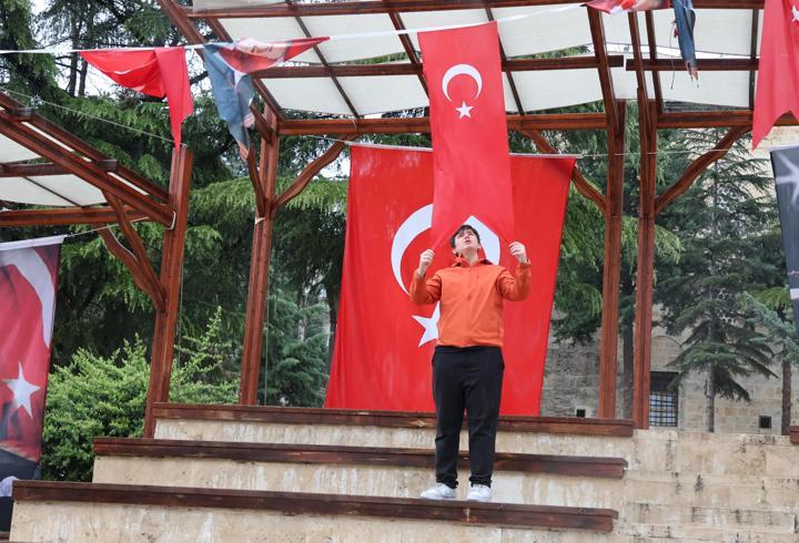 Ortaokul öğrencisi Çınar bayrakları tek tek düzelti, o anlar cep telefonu kamerasında