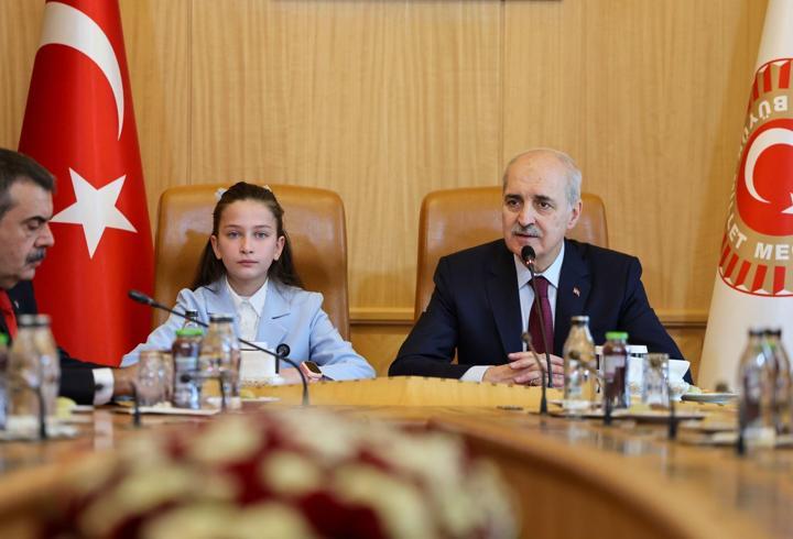 TBMM Başkanı Kurtulmuş, koltuğunu 6'ncı sınıf öğrencisi İnci'ye devretti