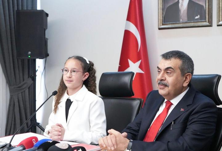 Bakan Tekin, koltuğunu 11 yaşındaki Defne'ye devretti