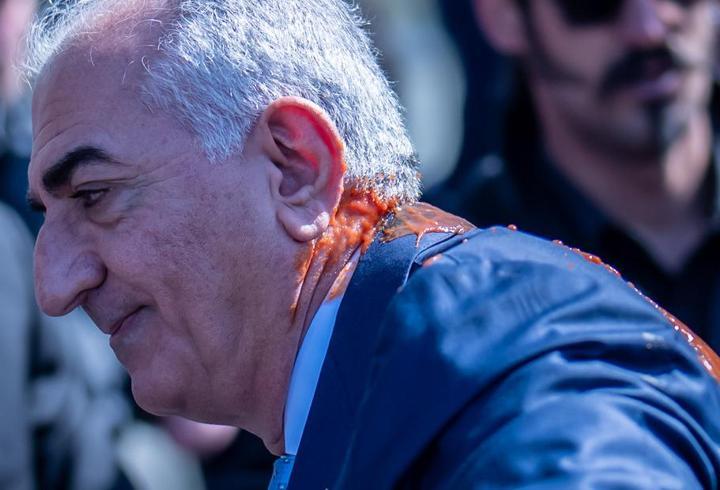 Rıza Pehlevi, Almanya'da protesto edildi: Üzerine kırmızı sıvı atıldı!