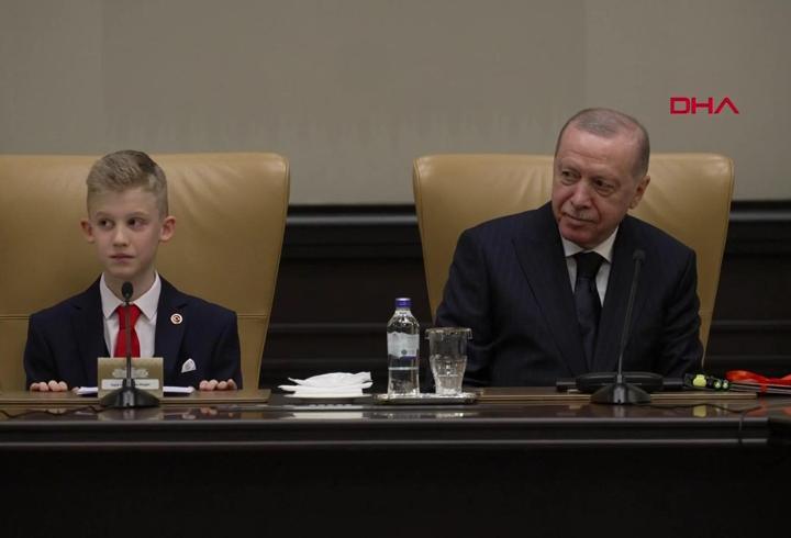 Cumhurbaşkanı Erdoğan koltuğunu çocuklara devretti