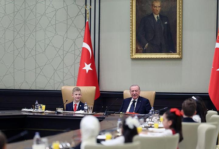 Cumhurbaşkanı Erdoğan koltuğunu çocuklara devretti