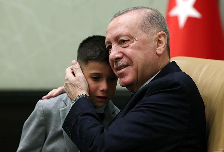 Cumhurbaşkanı Erdoğan koltuğunu çocuklara devretti: Beştepe'de duygusal anlar...
