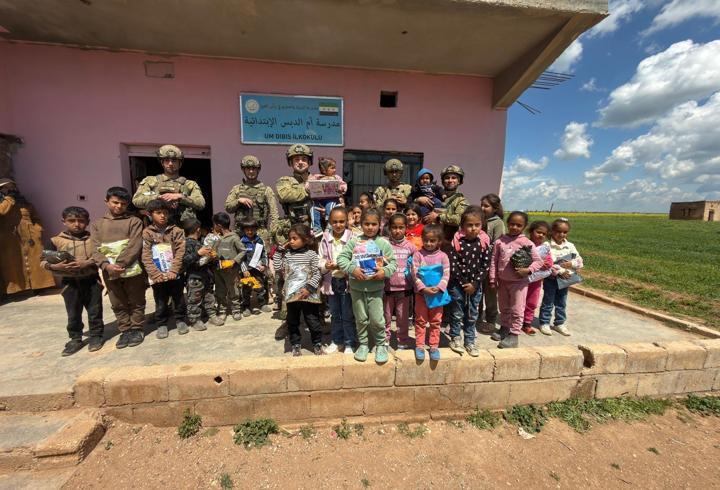 Mehmetçikten Barış Pınarı Harekat bölgesindeki çocuklara '23 Nisan' hediyesi