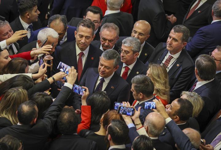 Özgür Özel: Milletin elimize verdiği bayrağı bırakmayız