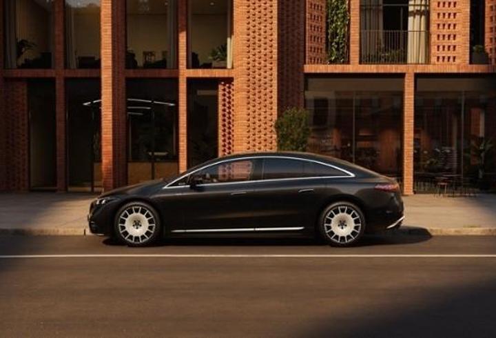 Yeni Mercedes EQS 926 kilometrelik menzile koşuyor