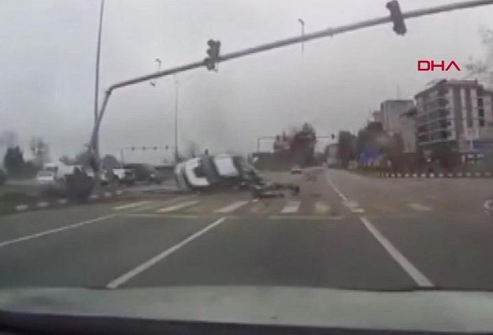 Korkunç kaza kamerada: Trafik ışıklarına çarpıp devrildi!