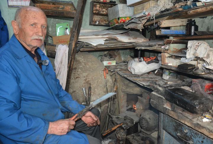Bıçak ustası, yarım asrı aşkın süredir örs başında çelik dövüyor