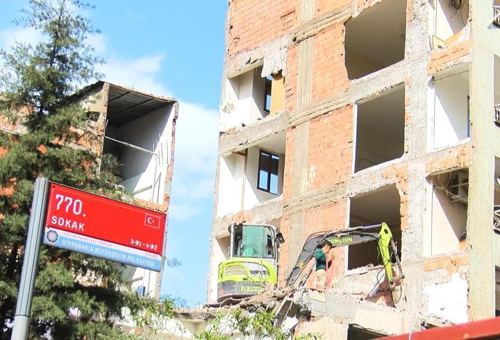 Bina yıkılınca, bitişikteki apartmanın bazı odalarının duvarının yapılmadığı ortaya çıktı