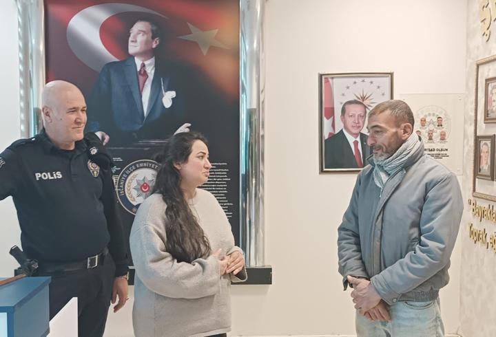 Hurda toplarken bulduğu para ve çeklerin olduğu çantayı sahibine teslim etti